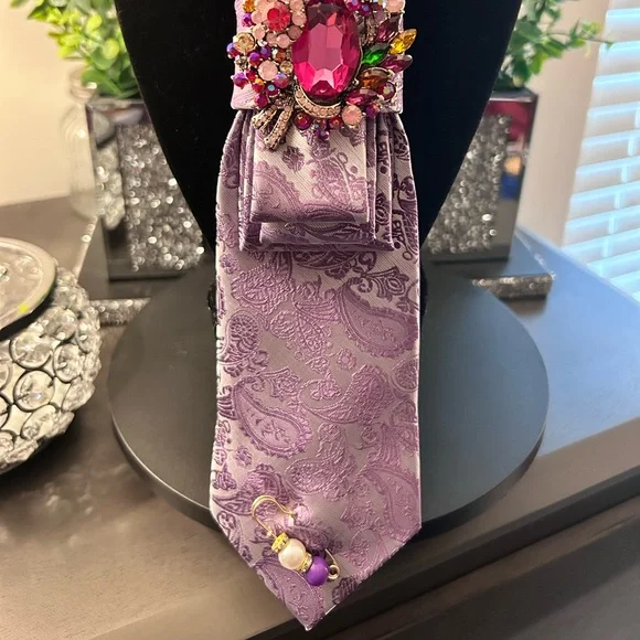 Lavender Paisley tie with Multicolor Jeweled brooch - Picture 2 of 2